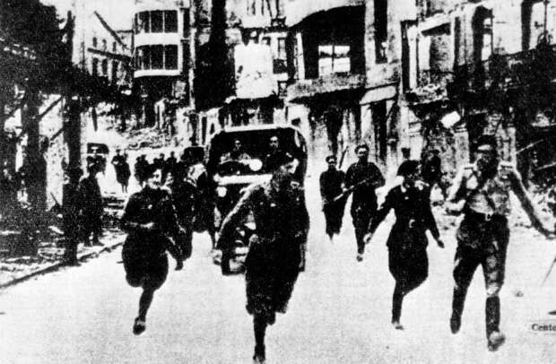 Итальянские войска входят в Гернику - Бомбардировка Герники | Военно-исторический портал Warspot.ru