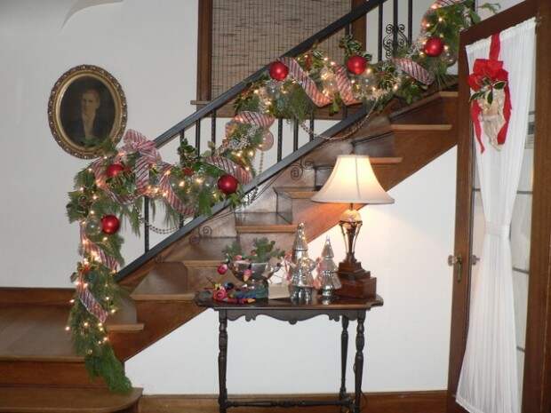 Дизайн интерьера. Потрясающие идеи украшения лестниц к Рождеству (15) (620x465, 164Kb)