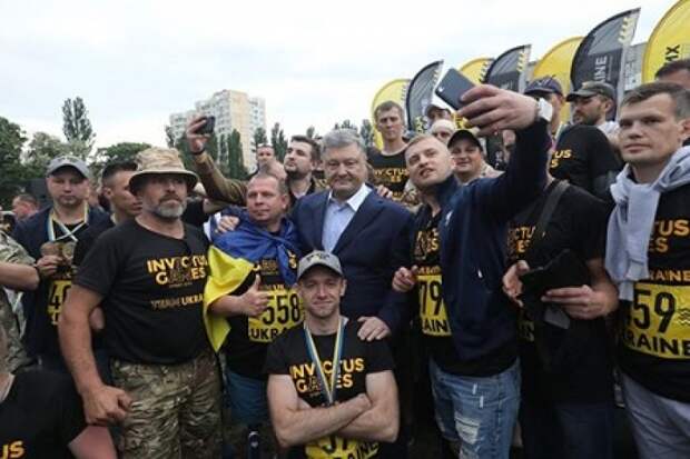 Порошенко: команда Зе, закрывая комитет АТОшников, уничтожает украинскую армию