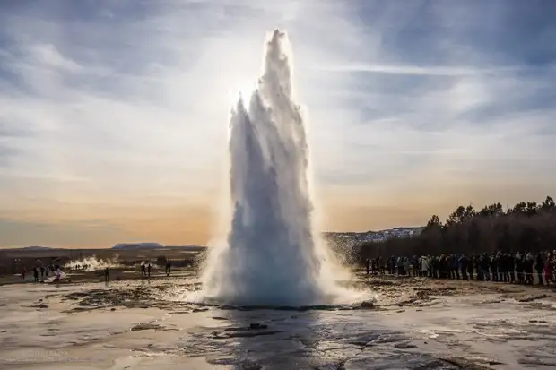 Гейзер Строккюр (Strokkur). Извергается каждые ~10 минут, выпуская воду на высоту до 30 метров. исландия, красиво, красивый вид, природа, путешествия, туризм, фото, фотограф