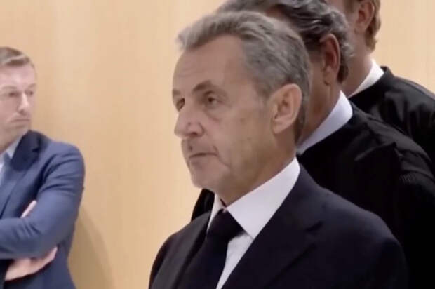 Franceinfo: Саркози попросил суд разрешить не носить электронный браслет