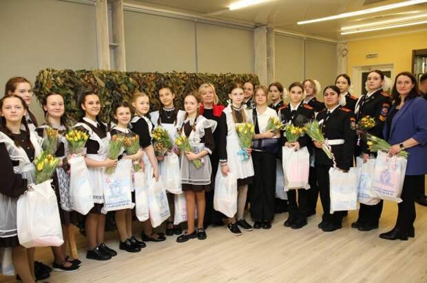 В Москве чествовали женщин-героинь тыла: вечер «Все СВОи» прошел в «Мастерской Победы»