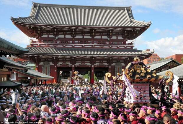 Фестиваль и парад Сандзя-мацури, который проводится ежегодно в третьи выходные мая, должен принести удачу, благословение и процветание всему кварталу Асакуса и его жителям Фестиваль, познавательно, татуировки на теле, татуировки означающие, татуировки якудза, якудза, якудза япония, япония