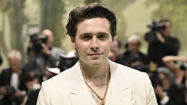 Сын Бекхэма призвал родителей общаться c ним только через его адвокатов