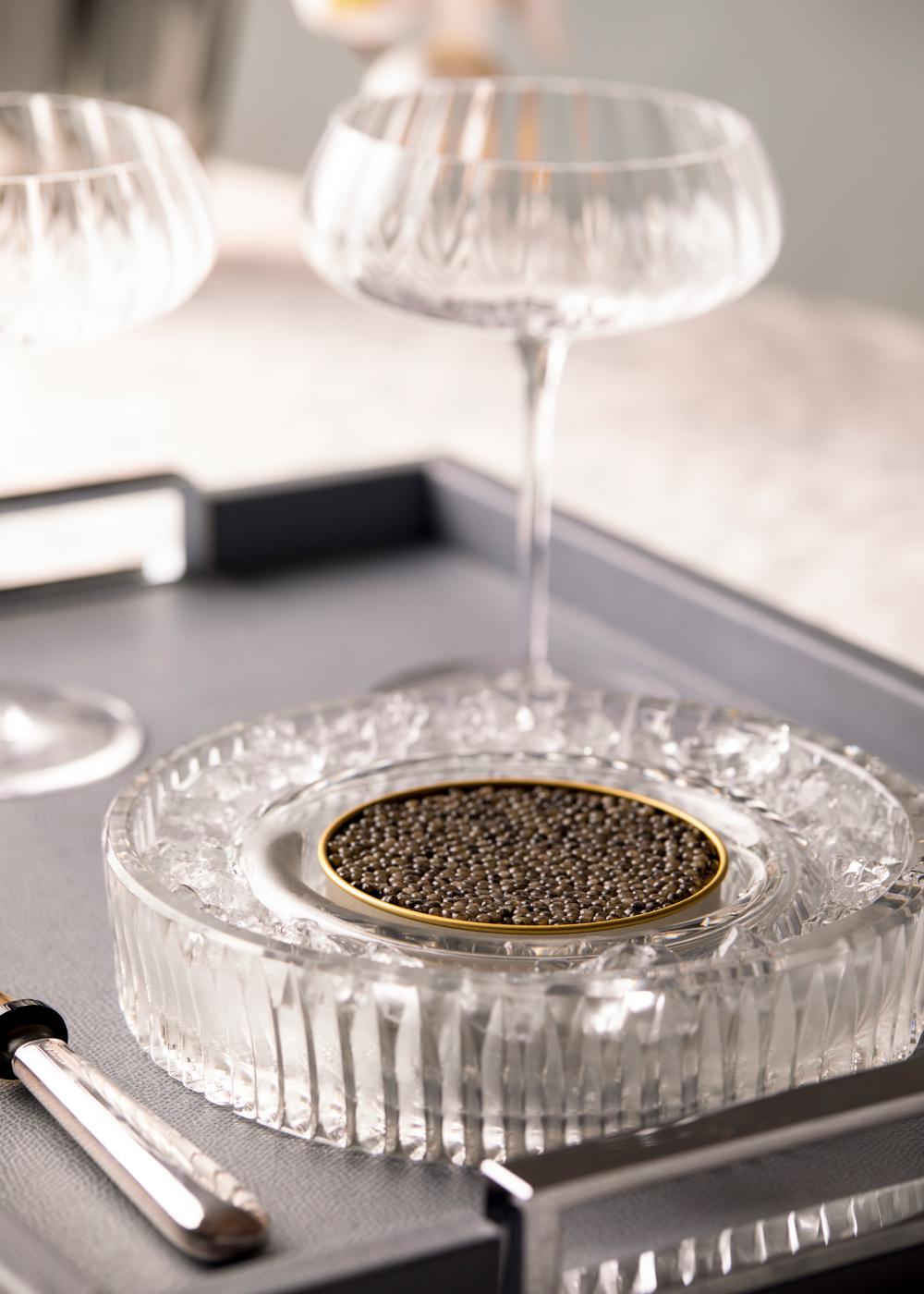 Подарочный набор с икорницей и черной икрой Beluga Farm х «Дом фарфора», 25 800 руб. (caviar.ru)