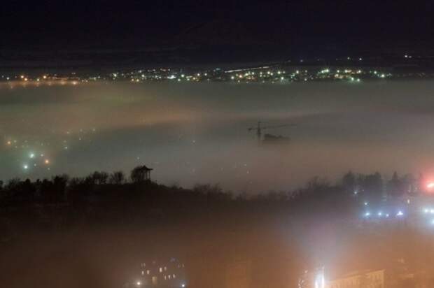 Сонный туман серебрится над городом.