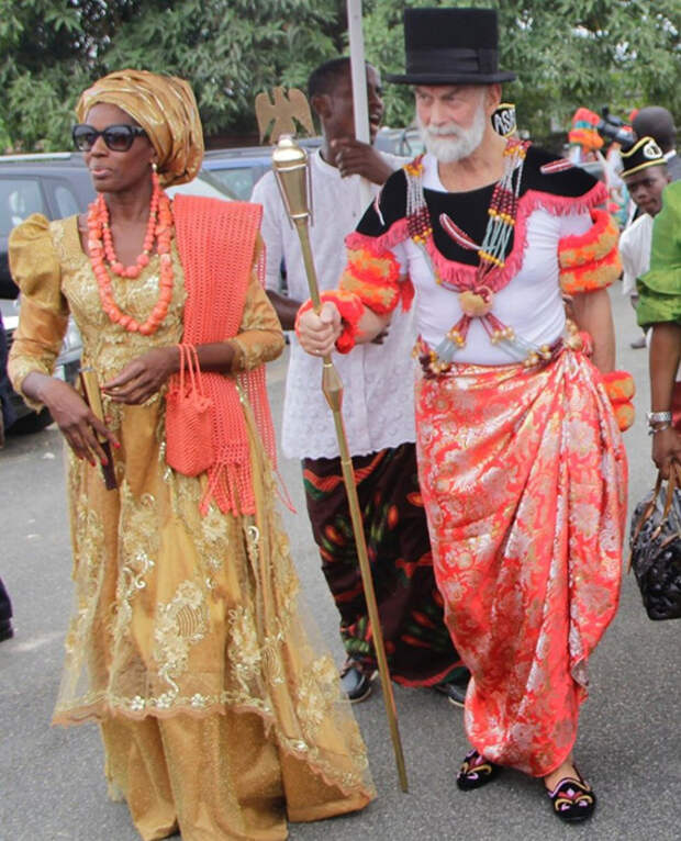 Принц Майкл Кентский нарядился в наряд Эфика, когда посетил Калабар в 2017 году.
