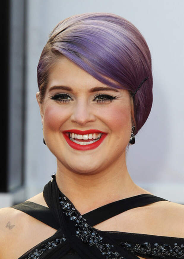 Жизнерадостная Келли Осборн в одном интервью призналась, что немного устала ходить с фиалковым цветом волос, но двухлетний контракт с производителем краски для волос не позволяет ей перекраситься. Поэтому этот недостаток келли всеми правдами и неправдами пытается превратить в достоинство.