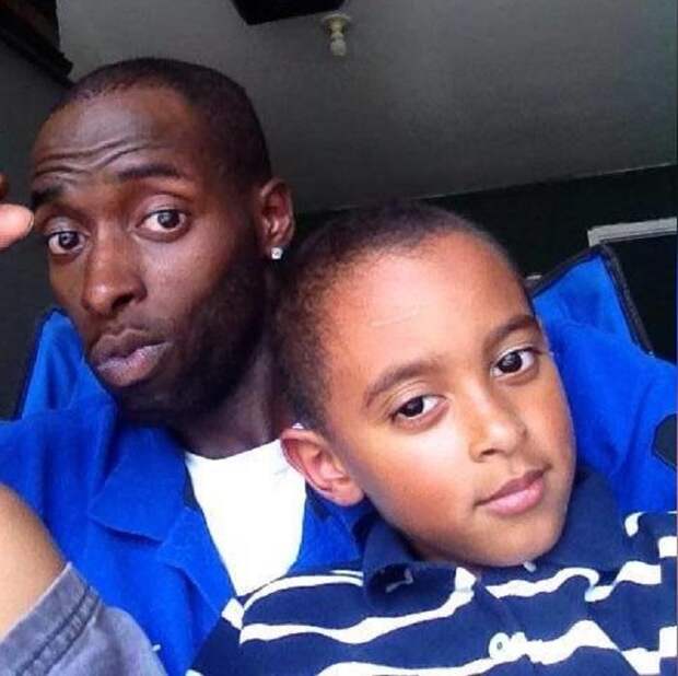 Обедая со своими коллегами, женщина запечатлела трогательную сцену, как парень мило беседует с одинокой бабушкой