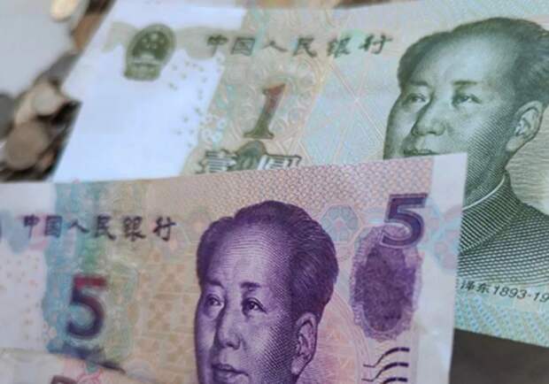 Юань ловит момент: экс-глава Банка Китая увидел шанс в недоверии мира к доллару