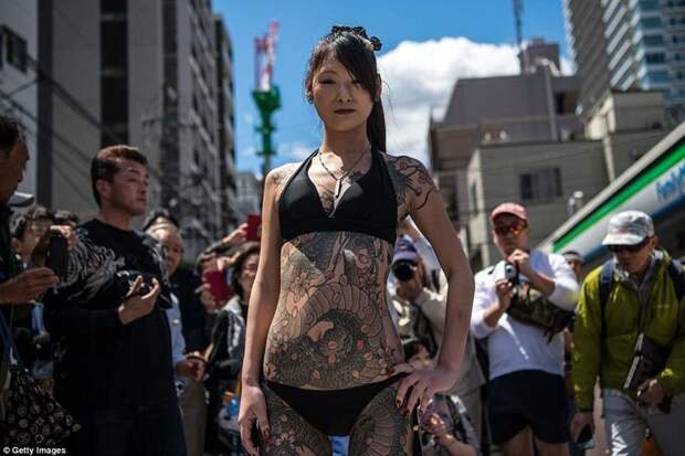 Толпы японцев и японок вышли с 18 по 20 мая на улицы в нижнем белье, чтобы показать всем свои татуировки Фестиваль, познавательно, татуировки на теле, татуировки означающие, татуировки якудза, якудза, якудза япония, япония