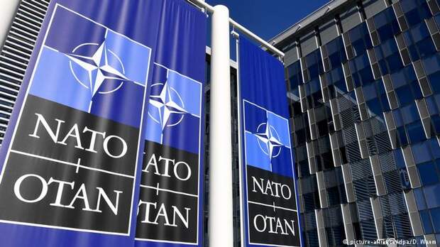У штаб-квартиры НАТО в Брюсселе