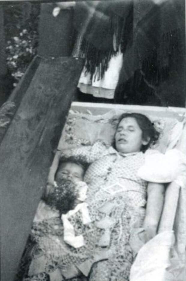 Бложев Горна (Львов) Мария Грабовска с дочкой 3лет уб.10.11.43 (фото44 от сестры покойной)
