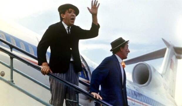 Артисты цирка Юрий Никулин и Михаил Шуйдин в аэропорту Внуково в 1973 году. Артисты цирка Юрий Никулин и Михаил Шуйдин в аэропорту Внуково в 1973 году