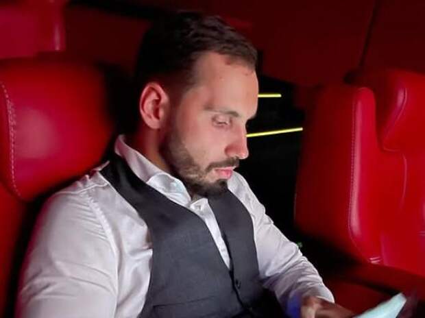 «Он виноват, что Ксения богатая?»: в Сети защищают оскорбленного Сердюкова