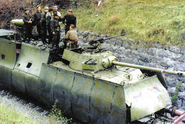 Сербский бронепоезд в Хорватии во время военных действий в бывшей Югославии, 1991-1995 годы