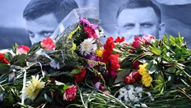 Траурная акция в память о погибшем главе ДНР Александре Захарченко на центральной площади Симферополя. 1 сентября 2018