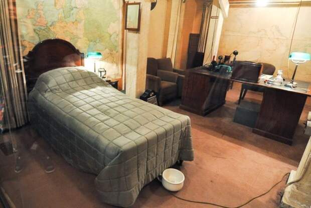 Кабинет-спальня Черчилля с ночным горшком. / Фото: www.wwii.space