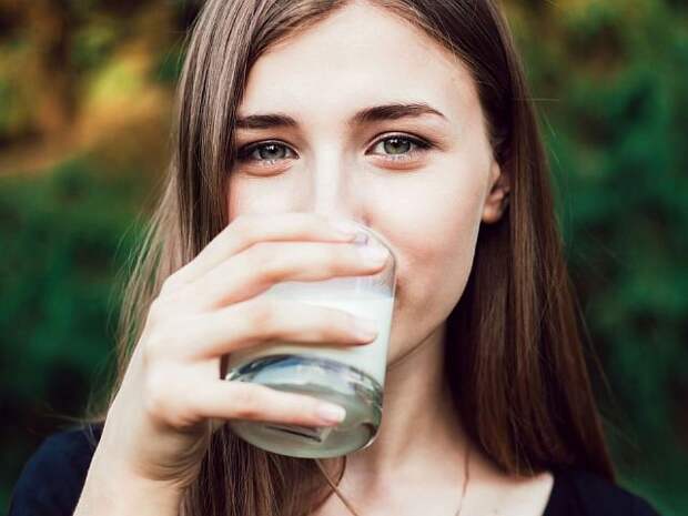 девушка пьёт молоко