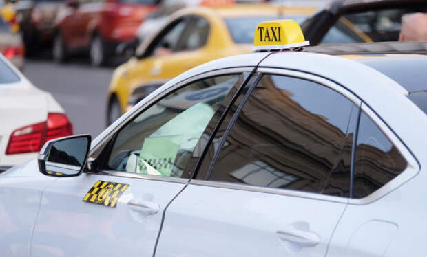 Российских чиновников предложили пересадить  на такси
