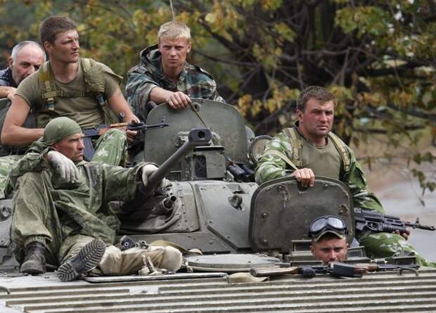 Русские там есть. Война 08.08.2008 товарищи грузины. Русский солдат на броне. ВДВ В горячих точках.