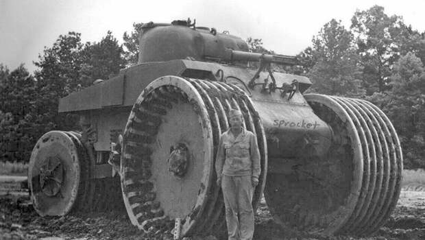 Американский солдат у танка "Шерман M4A2 ,снабженного системой T10, предназначенной для подрыва мин. история, ретро, фото