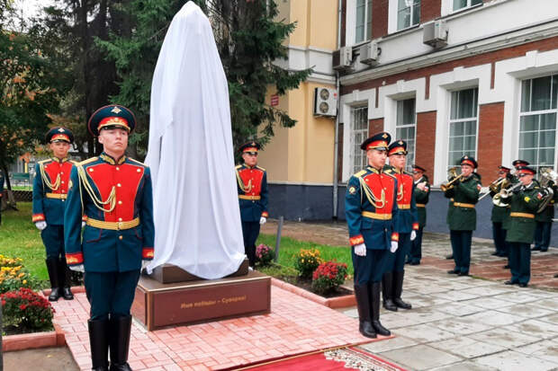 Торжественная церемония открытия бюста полководцу Александру Суворову состоялась в Доме офицеров Новосибирского гарнизона