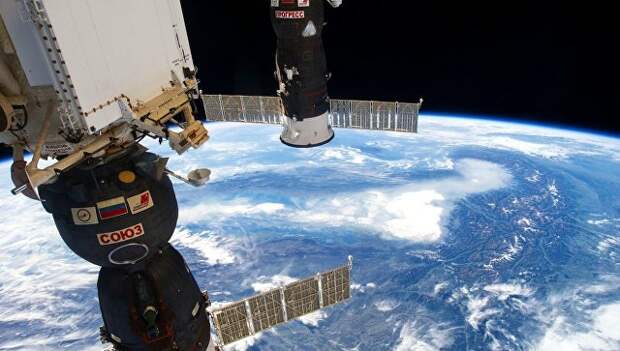 Российские космические корабли Союз и Прогресс на фоне нашей планеты. Архивное фото