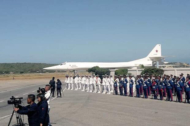 Торжественная встреча Ту-160 в Венесуэле.png