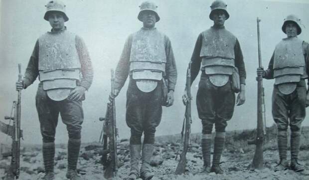 Германские штурмовики в траншейной броней с пулеметами и винтовками, 1918 год. 