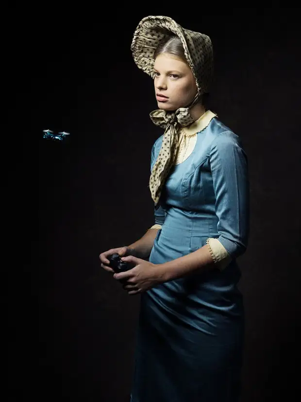 Встреча двух эпох:  современные гаджеты в руках людей из 19-го столетия