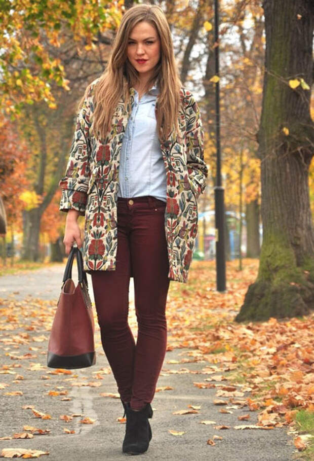 Девушка в бордовых брюках и цветочном пальто
