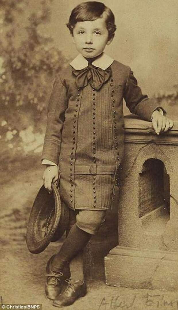 Эйнштейн в детстве был очень серьёзным мальчиком, мячика не гонял и с кем-нибудь дружить не стремился.
