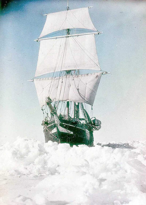 Фрэнк Хёрли смог сфотографировать судно со всех сторон во время вынужденной стоянки.
