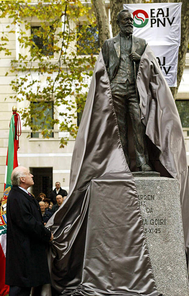 Открытие памятника Сабино Арана в Бильбао, 11 ноября 2003 года. Фото: Rafa Rivas / AFP / East News