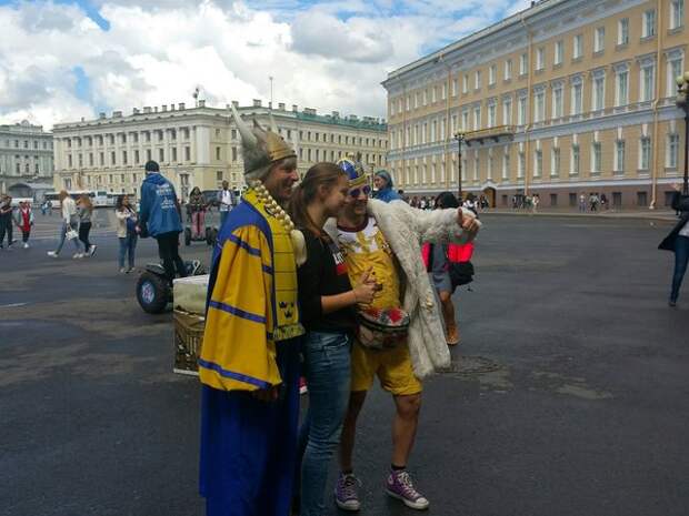Фотографировались со всеми и гуляли по городу.