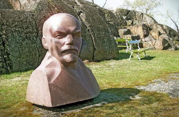 Памятники Ленину по всему миру...