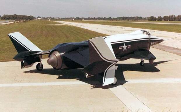 XFV-12A представляет собой сверхзвуковой высокоплан, построенный по схеме "утка",  со стреловидным крылом и трапециевидными горизонтальным оперением, расположенным в носовой нижней части фюзеляжа интересное, необычные, самолеты, странное, факты