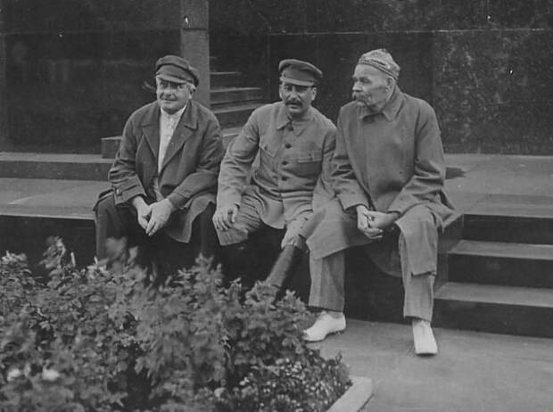 Авель Енукидзе, Иосиф Сталин и Максим Горький. / Фото: www.artwhell.ru