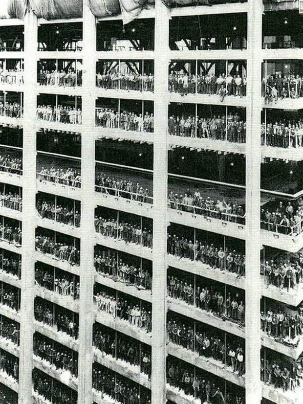 Рабочие позируют во время строительства 60-этажного банка Chase Manhattan Bank, 1955 год.
