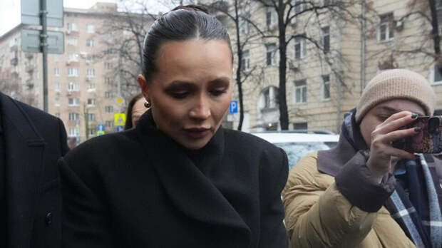 Возлюбленный Лерчек сообщил о ее слепоте на правый глаз