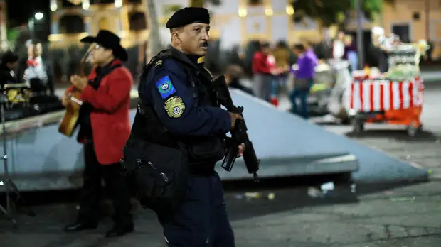 В туристическом районе Мехико неизвестные на мотоциклах расстреляли группу людей