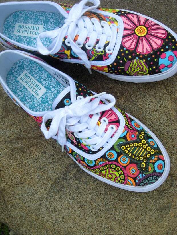 Doodle Shoes: How to decorate canvas shoes with acrylic paint: 