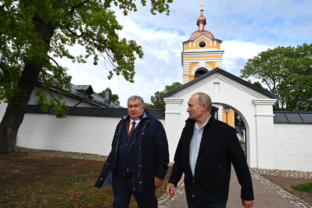 «Фантастика»: Путин посетил восстановленный на деньги «Роснефти» монастырь