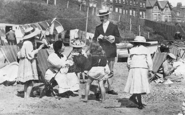 Семья на пляже, Саутволд, 1906 г. архивные снимки, архивные фотографии, великобритания, коллекция фото, новатор, фотограф, фотография