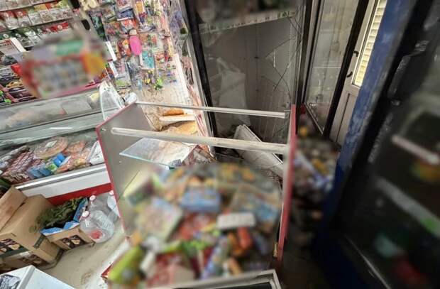 В астраханский магазин врезался автомобиль, а потом залез грабитель