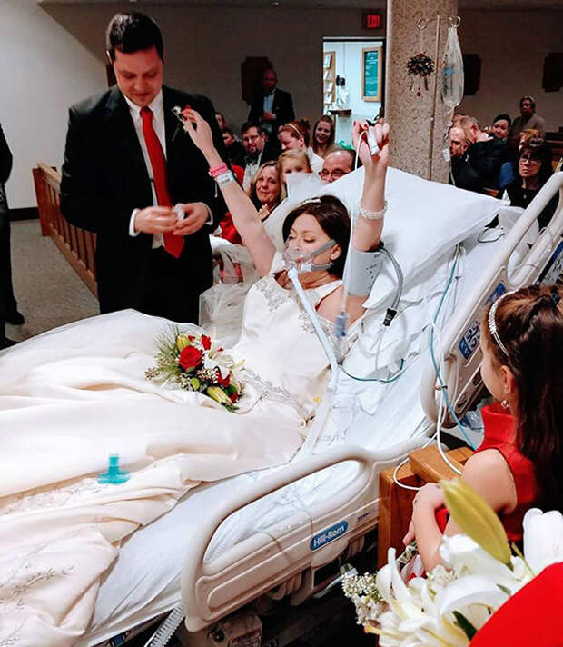Девушка на собственной свадьбе в больнице.