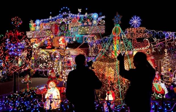 Рождественское световое оформление в Канаде. Прохожие рассматривают причудливые дома в Торонто.