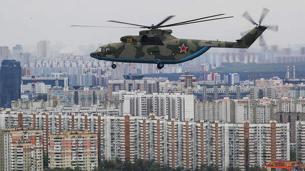 Военно-транспортный вертолет Ми-26 летит для участия в воздушном параде Победы в Москве, 9 мая 2020 года