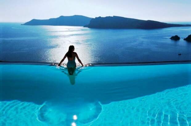 Это пейзажный бассейн. Пловцы могут насладиться захватывающим видом на окружающий залив Эгейского моря. 